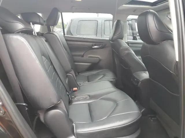 2021 TOYOTA HIGHLANDER XLE  