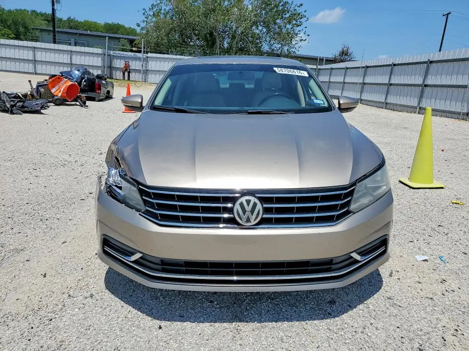 2016 VOLKSWAGEN PASSAT SE  