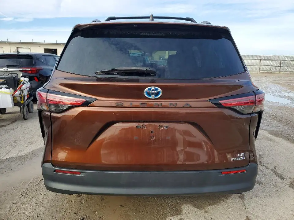 2022 TOYOTA SIENNA LE  