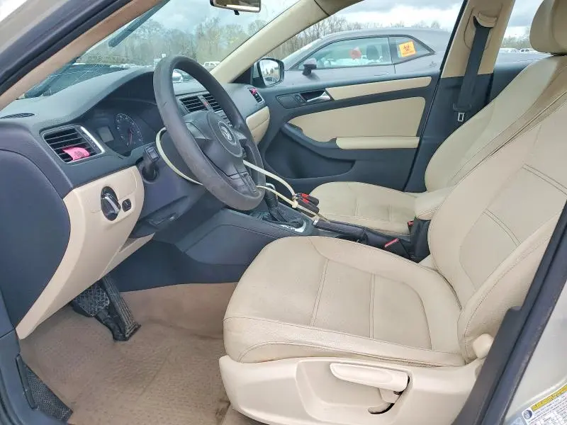 2011 VOLKSWAGEN JETTA SE  