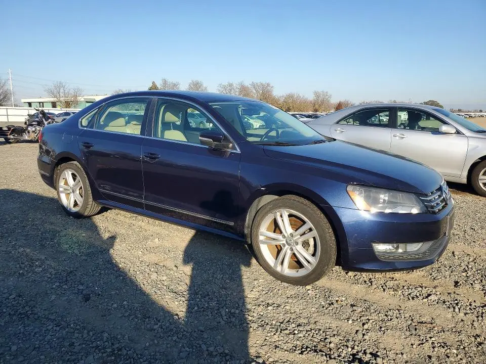 2013 VOLKSWAGEN PASSAT SE  