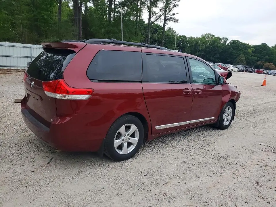 2013 TOYOTA SIENNA LE  