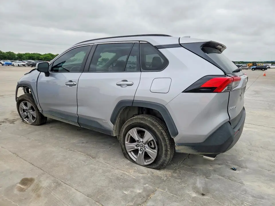 2022 TOYOTA RAV4 XLE  