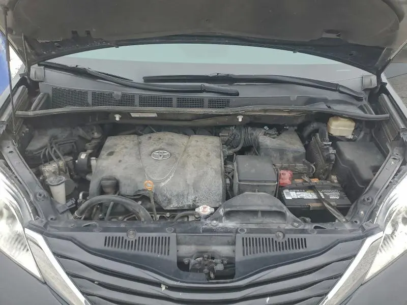 2017 TOYOTA SIENNA LE  