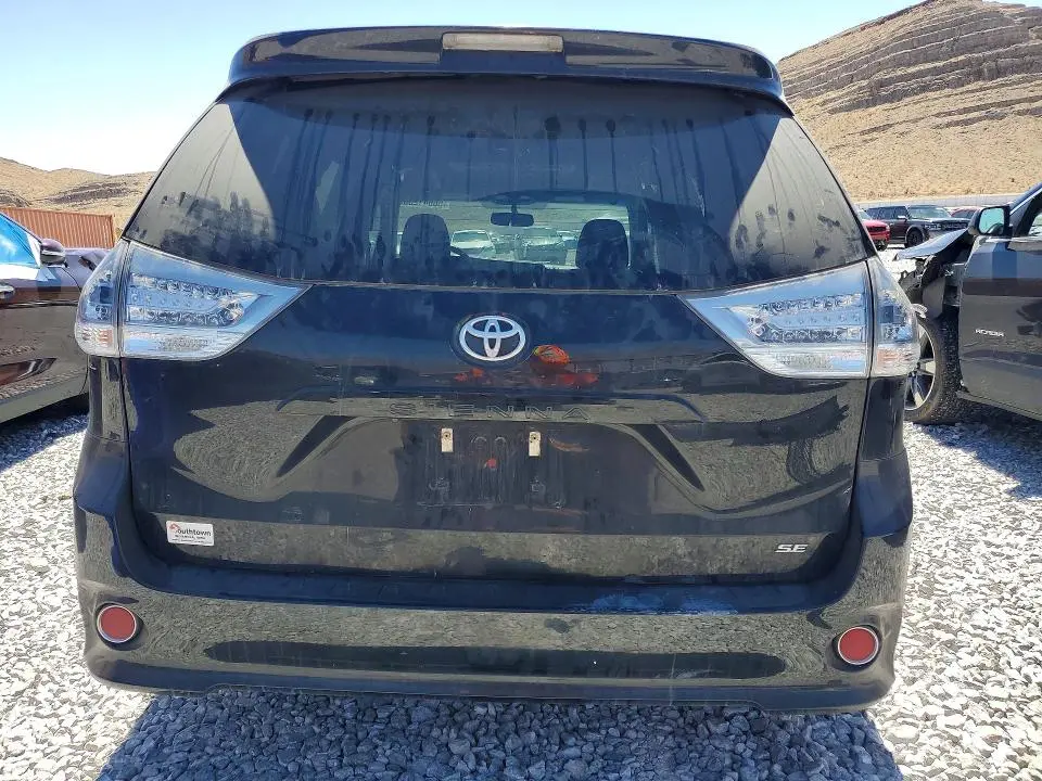 2017 TOYOTA SIENNA SE  