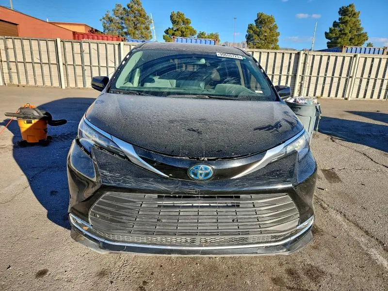 2021 TOYOTA SIENNA XLE  