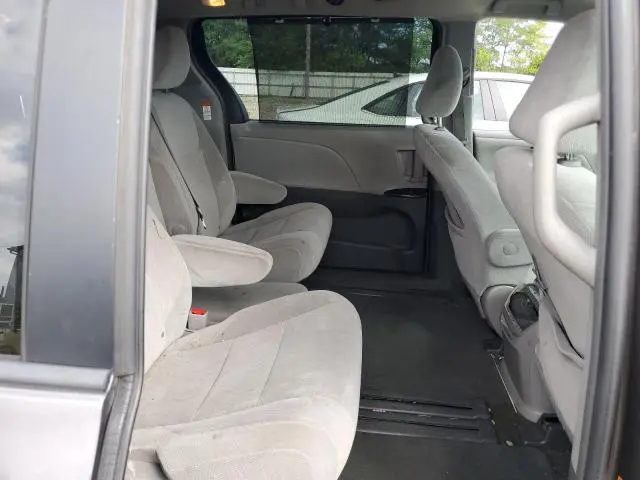 2016 TOYOTA SIENNA LE  