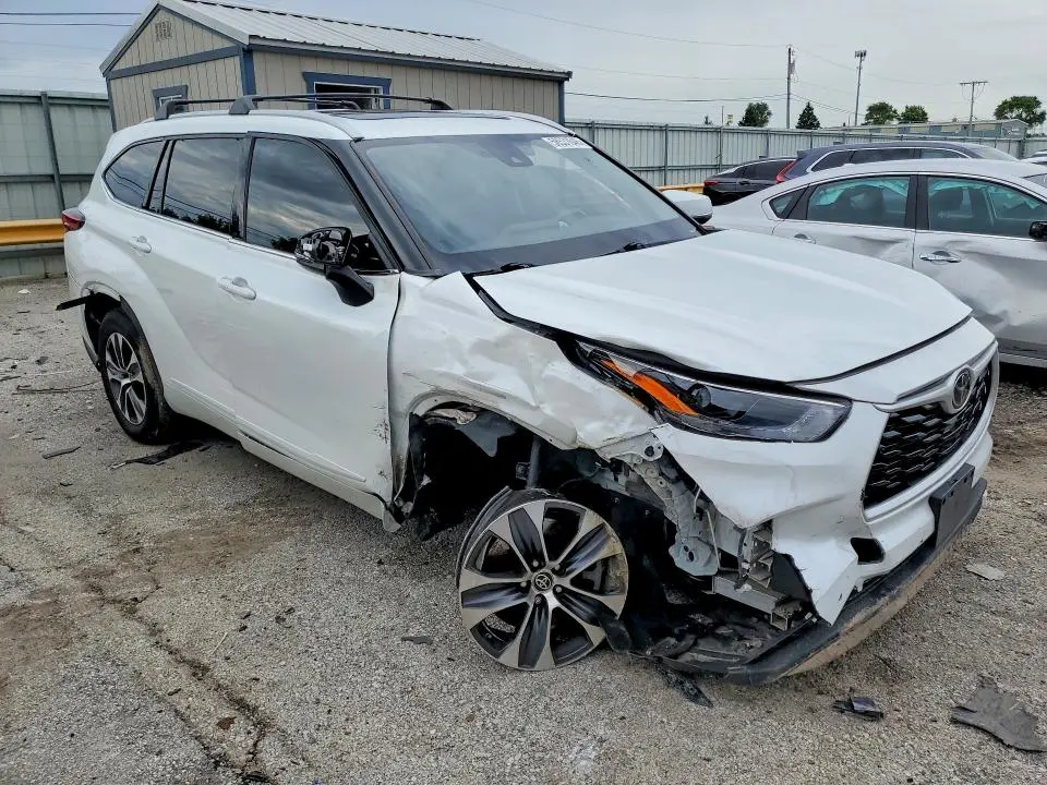 2022 TOYOTA HIGHLANDER XLE  