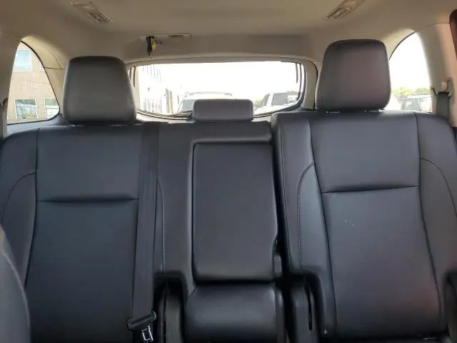 2019 TOYOTA HIGHLANDER SE  