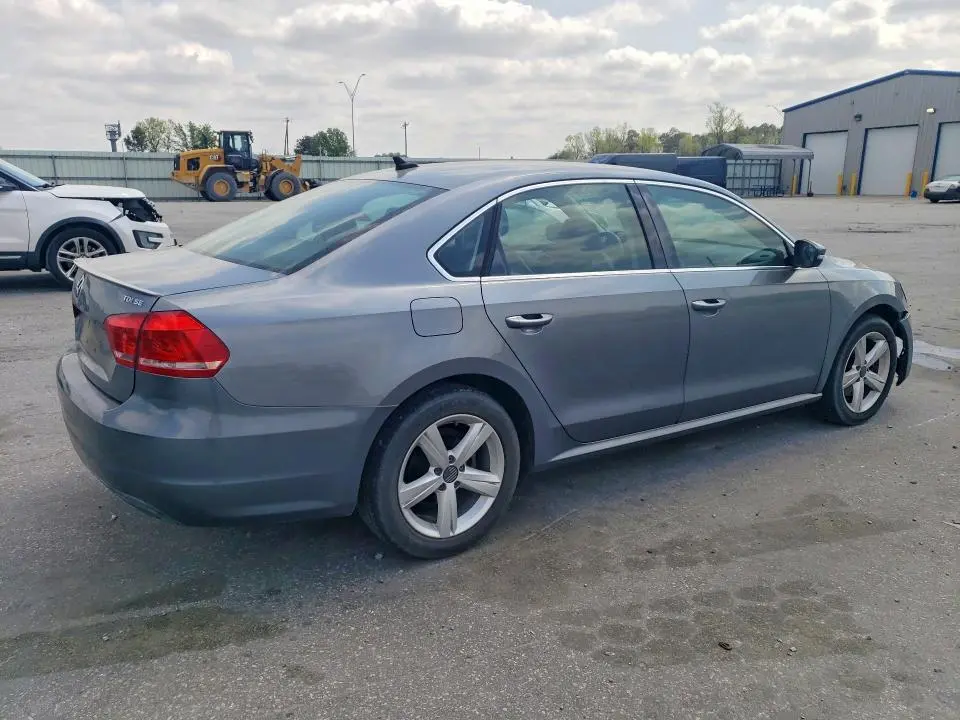 2013 VOLKSWAGEN PASSAT SE  