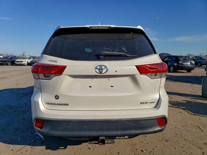 2018 TOYOTA HIGHLANDER SE  