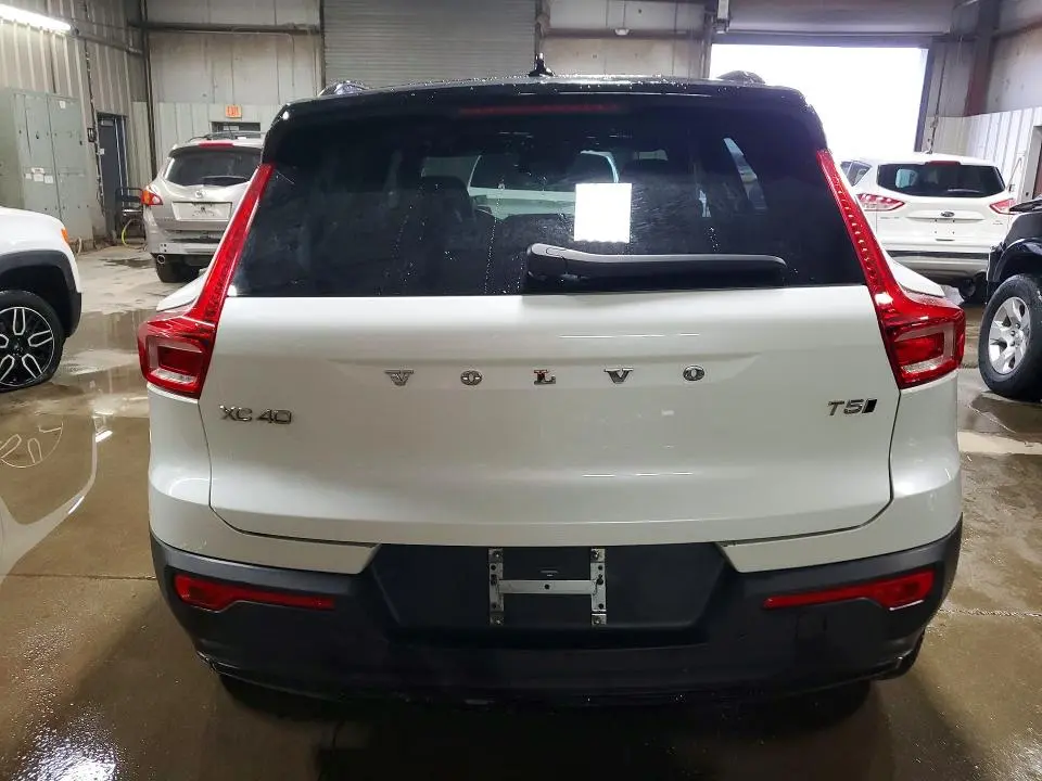 2021 VOLVO XC40 T5 R-DESIGN  