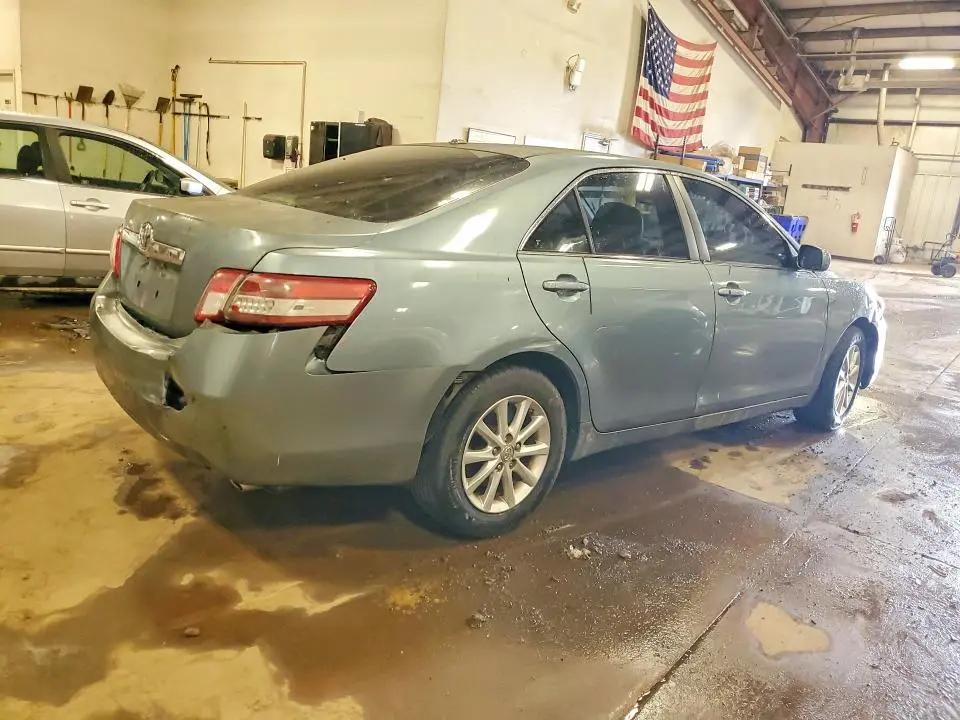 2011 TOYOTA CAMRY XLE V6  