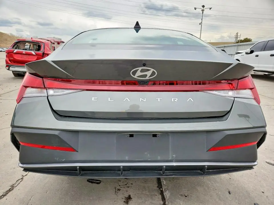 2024 HYUNDAI ELANTRA SE  