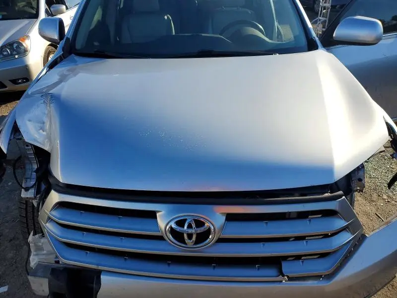 2013 TOYOTA HIGHLANDER SE  