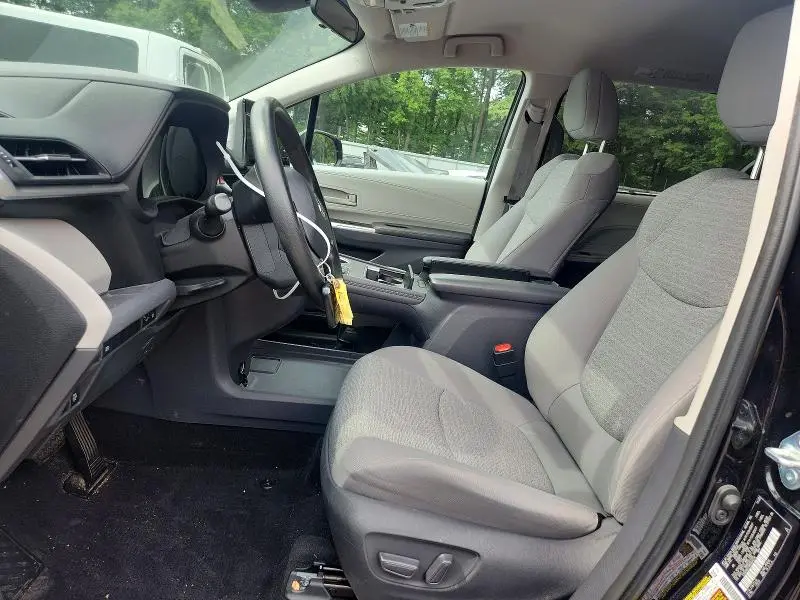2021 TOYOTA SIENNA LE  