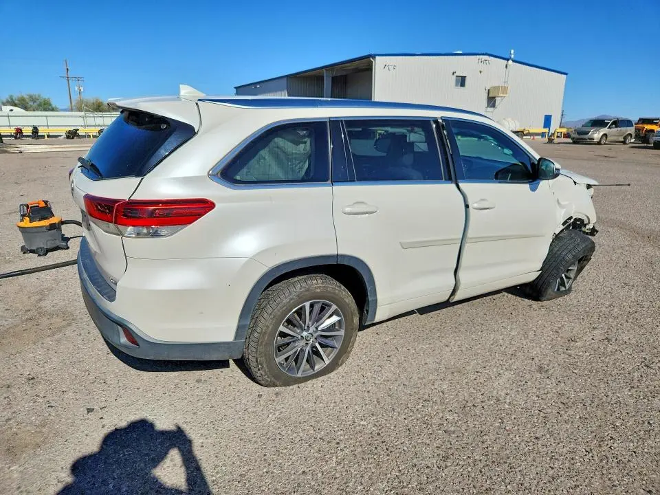 2017 TOYOTA HIGHLANDER XLE  