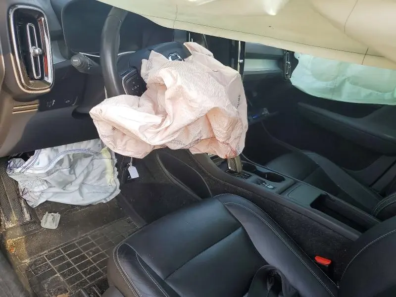 2019 VOLVO XC40 T5 MOMENTUM  