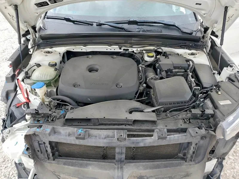 2019 VOLVO XC40 T5 MOMENTUM  