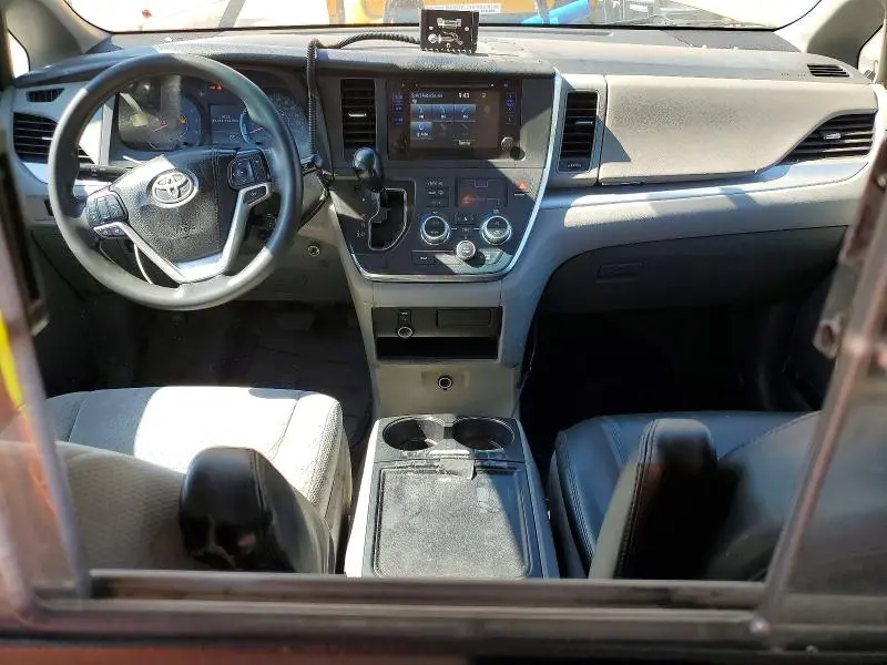2017 TOYOTA SIENNA LE  