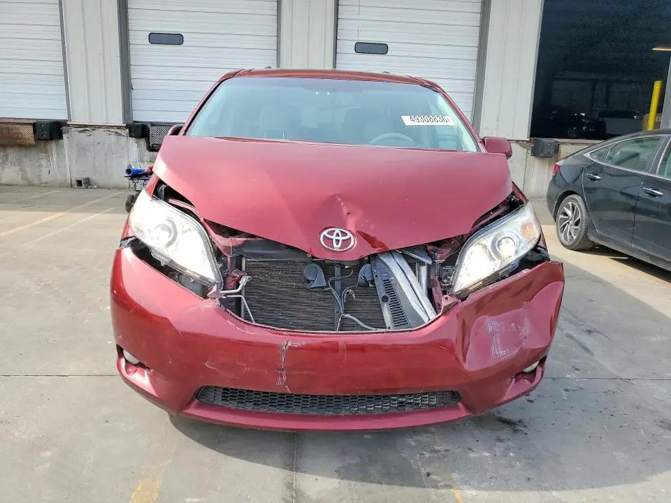 2011 TOYOTA SIENNA   