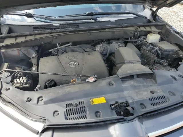 2018 TOYOTA HIGHLANDER SE  