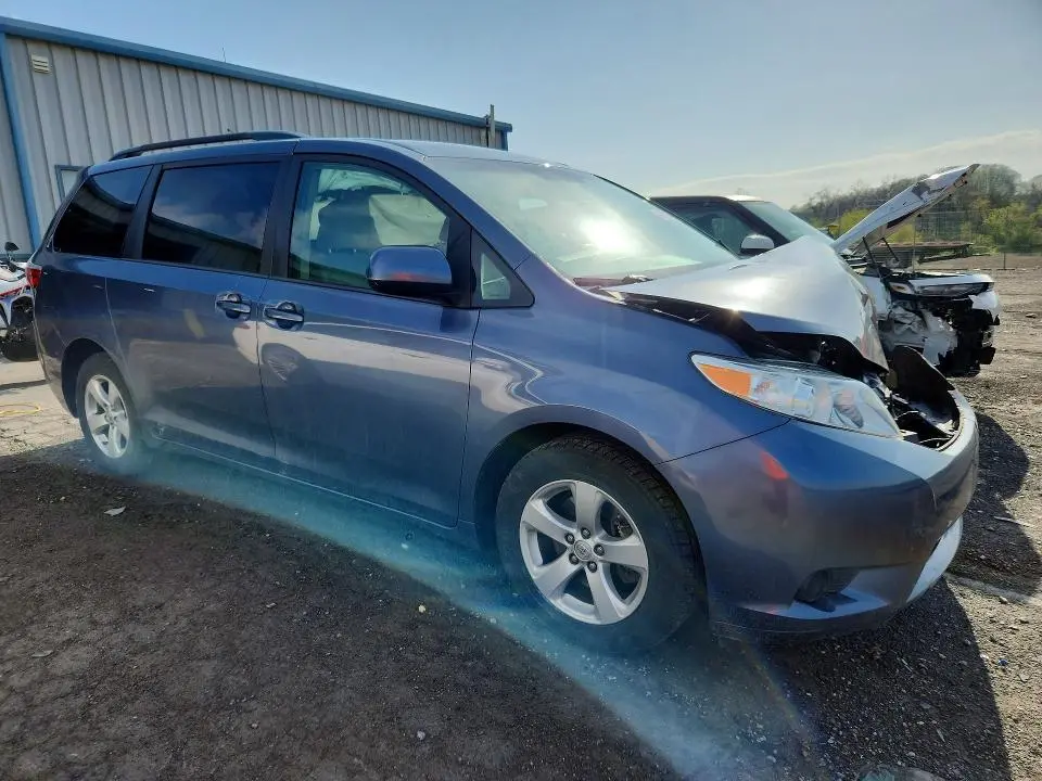 2017 TOYOTA SIENNA LE  