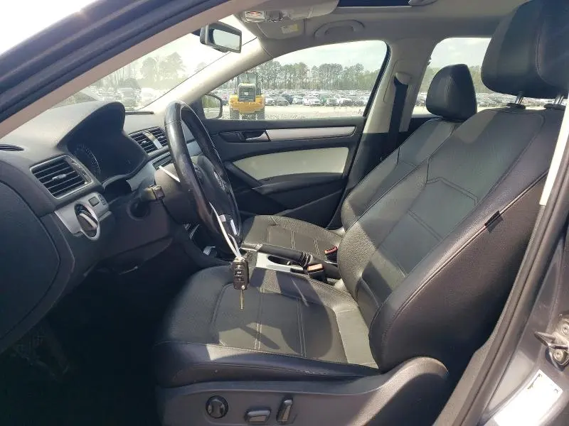 2013 VOLKSWAGEN PASSAT SE  