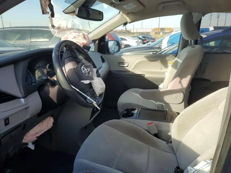 2018 TOYOTA SIENNA LE  