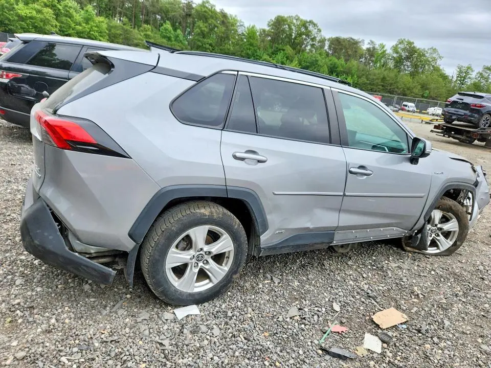 2021 TOYOTA RAV4 XLE  