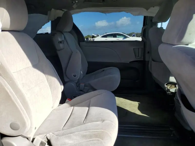 2017 TOYOTA SIENNA LE  
