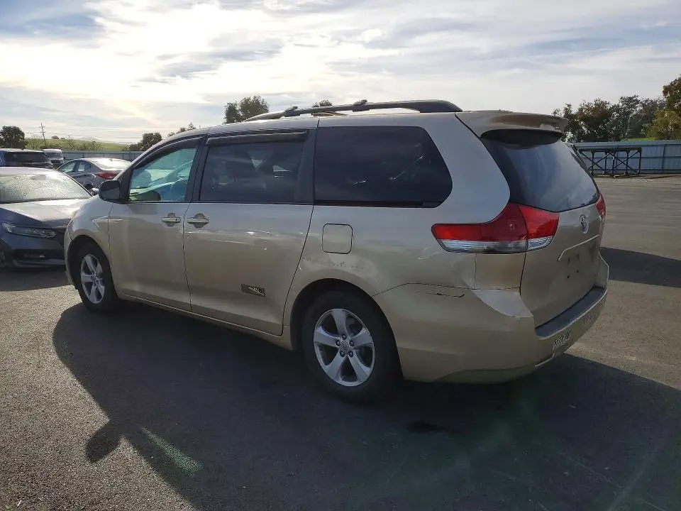 2013 TOYOTA SIENNA LE 8-PASSENGER  