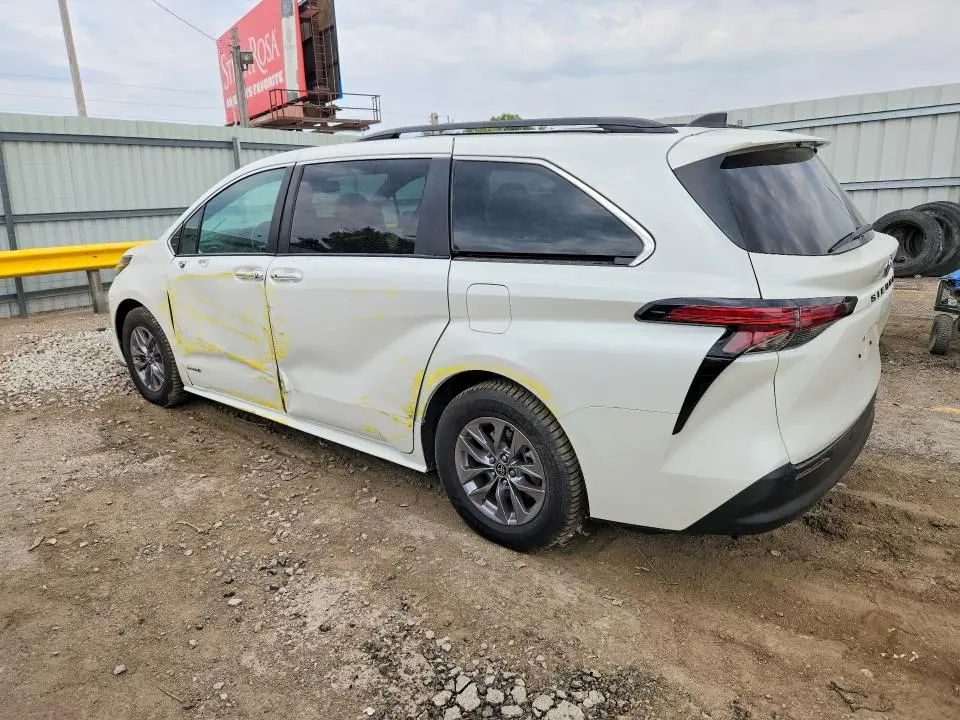 2021 TOYOTA SIENNA XLE  