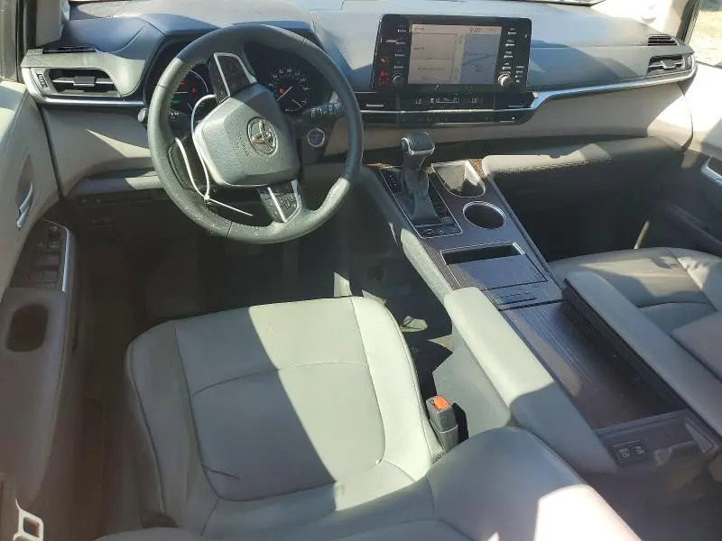 2021 TOYOTA SIENNA XLE  