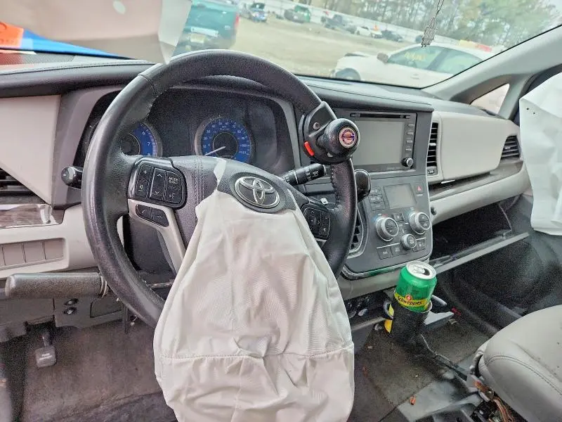 2018 TOYOTA SIENNA XLE 8-PASSENGER  