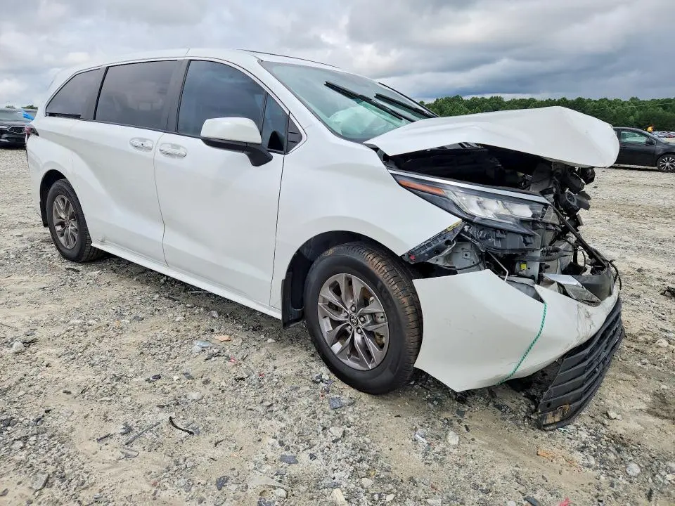 2023 TOYOTA SIENNA XLE  