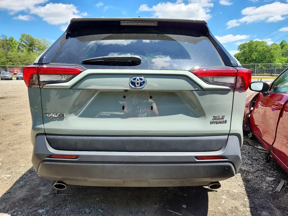 2022 TOYOTA RAV4 XLE  