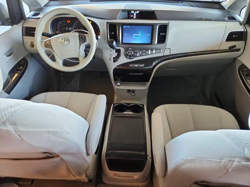 2014 TOYOTA SIENNA LE  