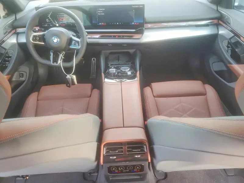 2026 BMW 550 XE  