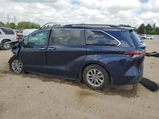 2022 TOYOTA SIENNA XLE  