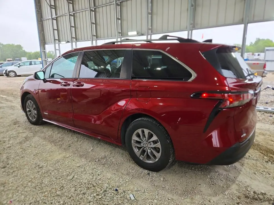 2021 TOYOTA SIENNA LE  