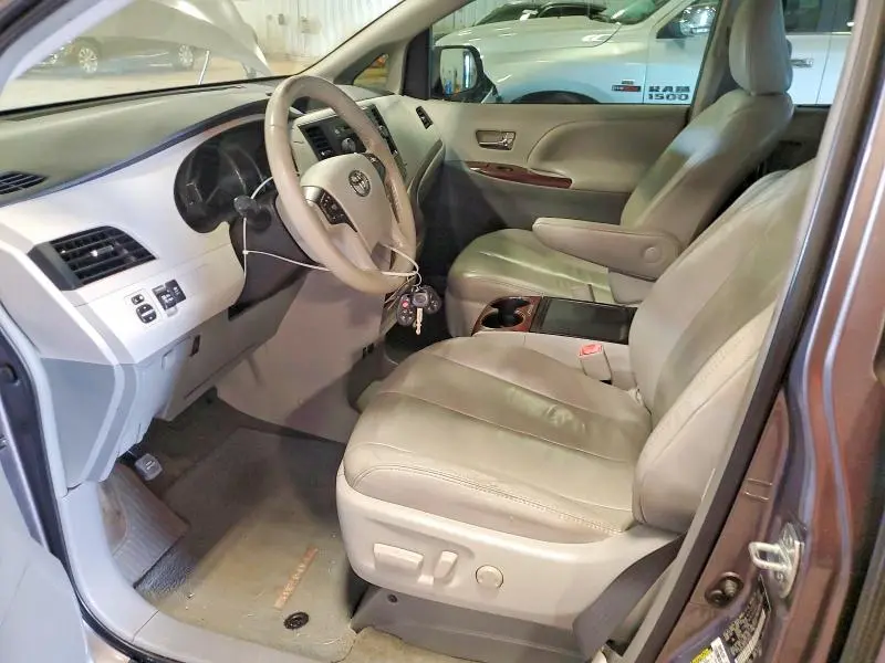 2014 TOYOTA SIENNA XLE 8-PASSENGER  