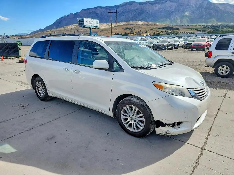 2015 TOYOTA SIENNA XLE 8-PASSENGER  
