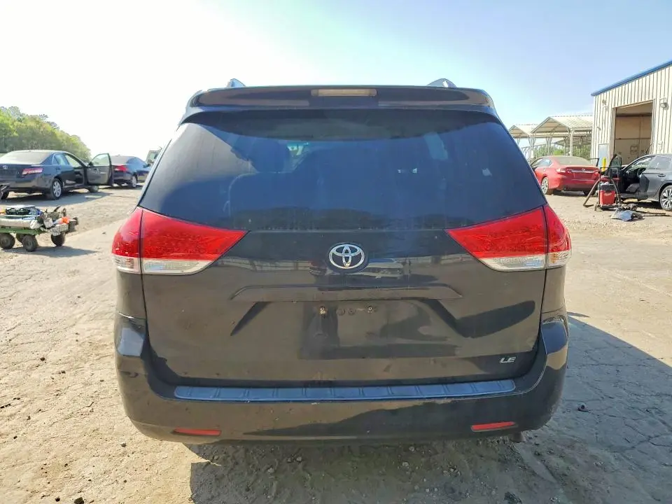 2013 TOYOTA SIENNA LE 8-PASSENGER  