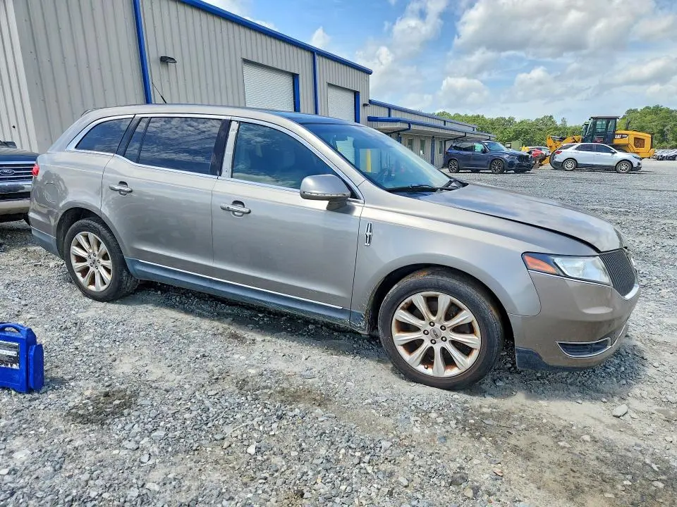 2016 LINCOLN MKT   