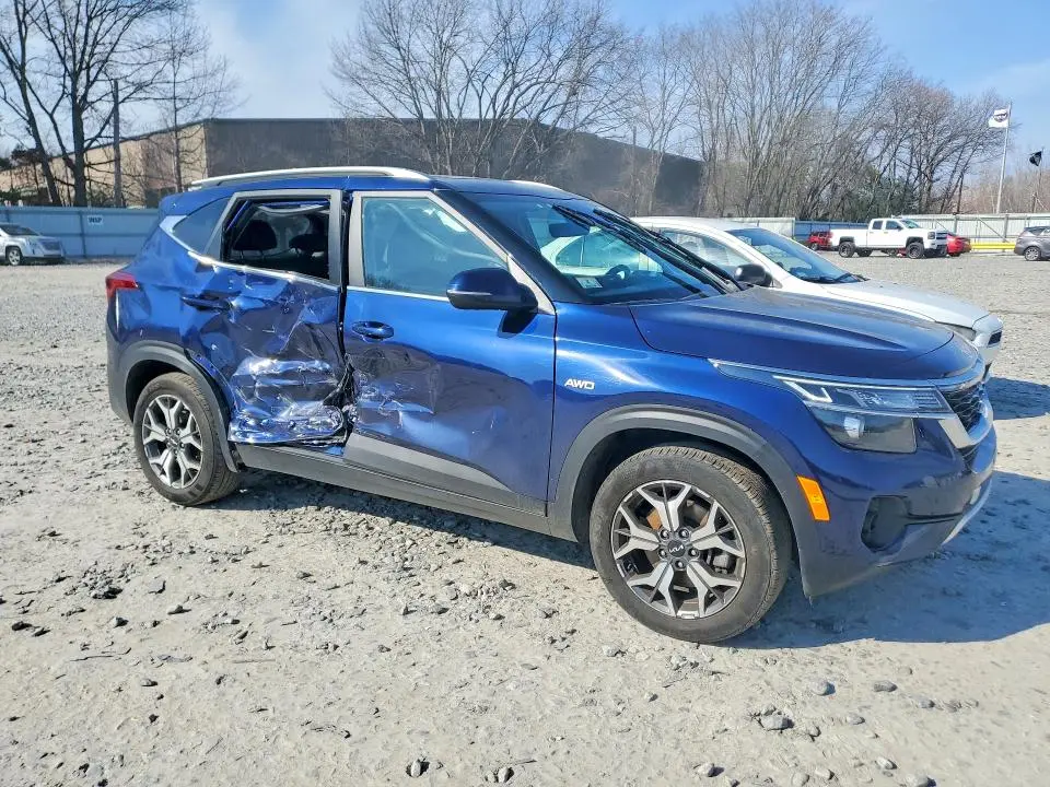 2023 KIA SELTOS EX  