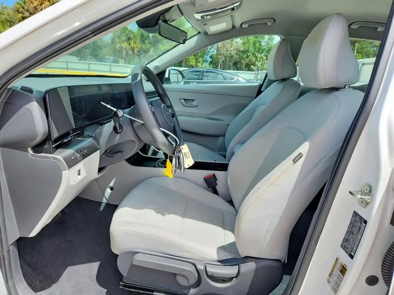 2024 HYUNDAI KONA SE  