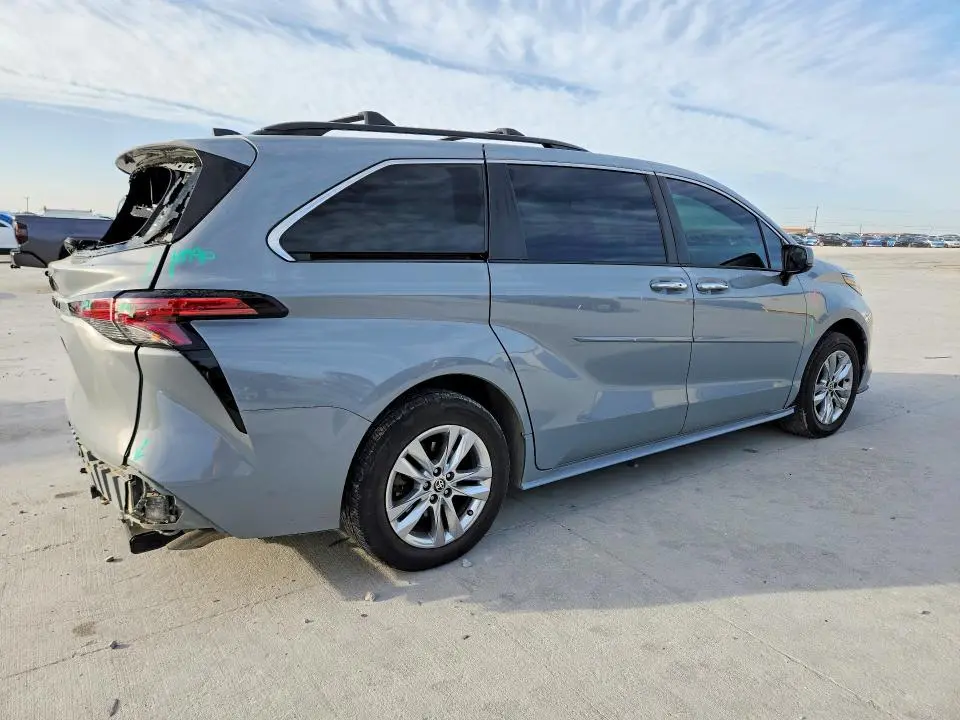 2022 TOYOTA SIENNA XLE  
