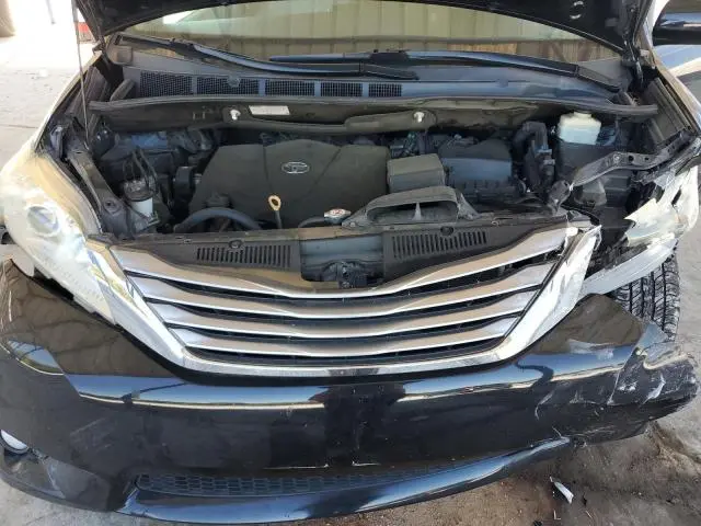 2017 TOYOTA SIENNA XLE  