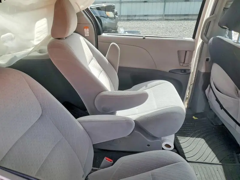 2016 TOYOTA SIENNA LE  